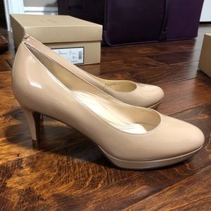 Chelsea Low Pump in Sandstone